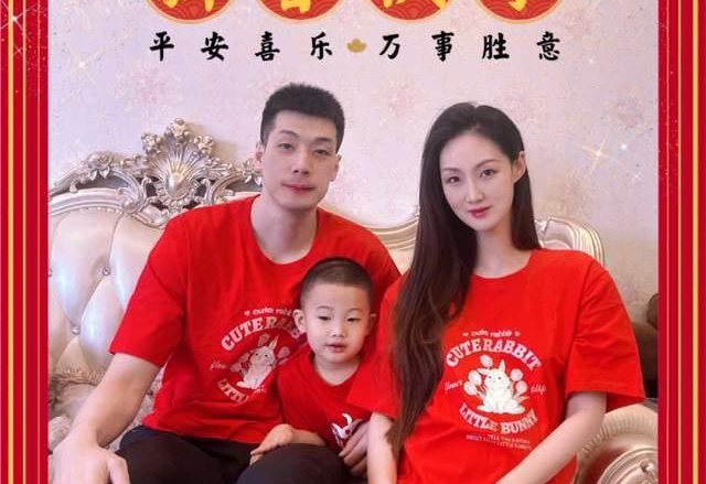 军粤战一老年球迷骂人被拍 欲用充气棒打记者