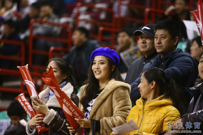 高清:辽宁美女球迷助阵 挥舞充气棒为主队呐喊