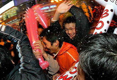 图文:平安夜里用塑料充气棒相互追打的市民_新闻中心_新浪网