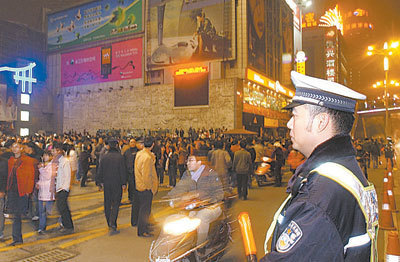 少了充气棒 多了“平安”夜_新闻中心_新浪网