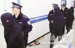 4青年酒后狂欢调戏过路女子 充气棒敲昏保安(图) --中新网