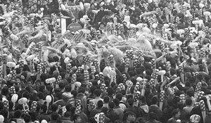 平安夜狂欢 成都十万人涌上街头手持充气棒